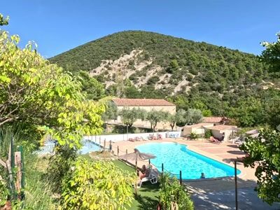 Piscine avec vue sur la montagne