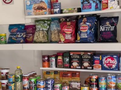 Tienda que vende bebidas frías, helados, aperitivos, artículos de aseo, etc