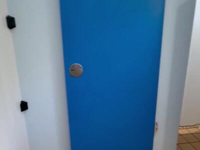 Дверь санитарного блока