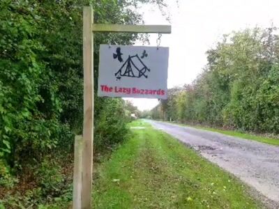Rètol del càmping al costat de la carretera