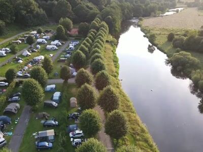 Emplacements de camping au bord de la riviere