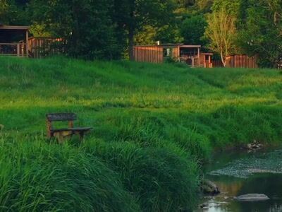 Banc au bord de l'eau