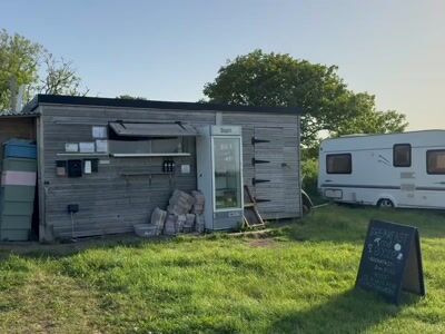 Houten winkel en caravan