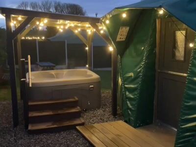 Glamping pod with hot tub