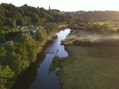 Rivière et forêt en bord de camping